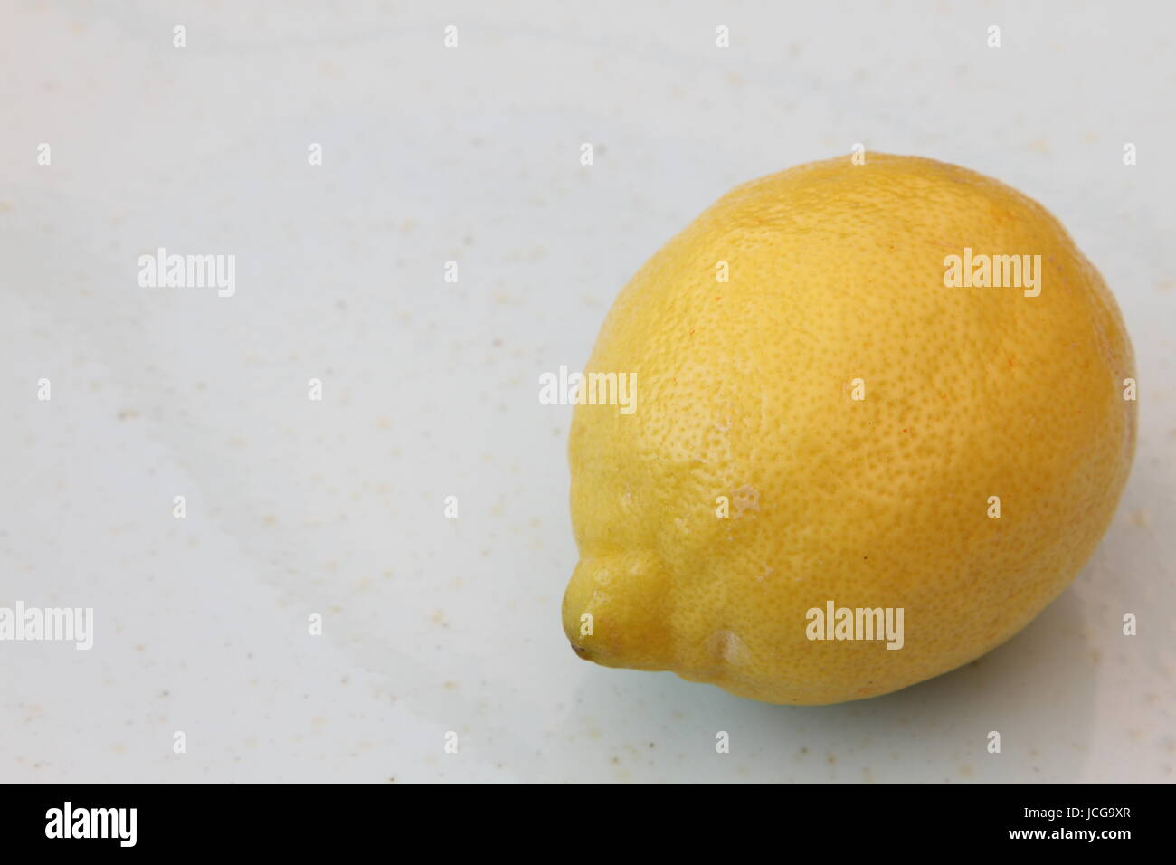 Citron jaune sur fond blanc Banque D'Images