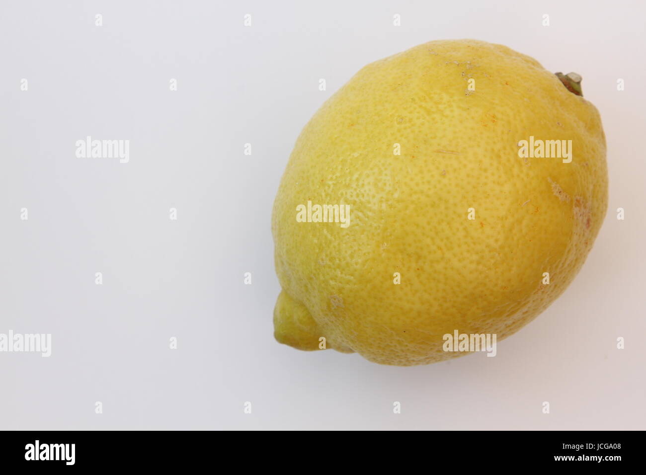 Citron jaune sur fond blanc Banque D'Images