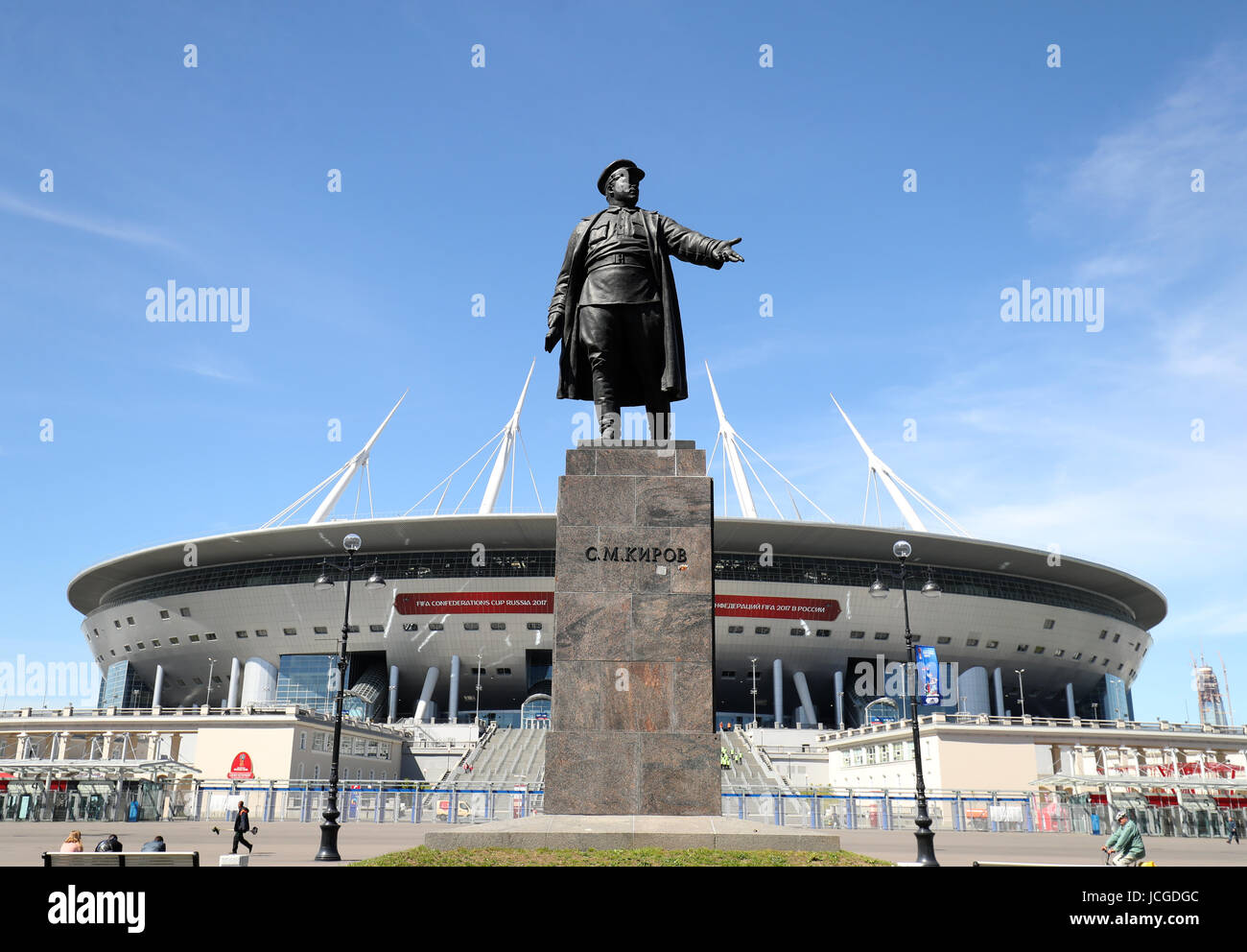 Une statue à l'extérieur de l'Krestovsky, stade à Zenit Saint-Pétersbourg. ASSOCIATION DE PRESSE Photo. Photo date : Jeudi 15 juin 2017. Crédit photo doit se lire : Adam Davy/PA Wire. Restrictions : Editorial uniquement. Pas d'utilisation commerciale. Utilisez uniquement de l'image fixe. Pas d'images en mouvement. Pas de superposition ou l'enlèvement de parrain/ad logos. La pleine conformité avec la FIFA Termes et Conditions d'accréditation. Appelez le  +44 (0)1158 447447 pour de plus amples informations. Banque D'Images