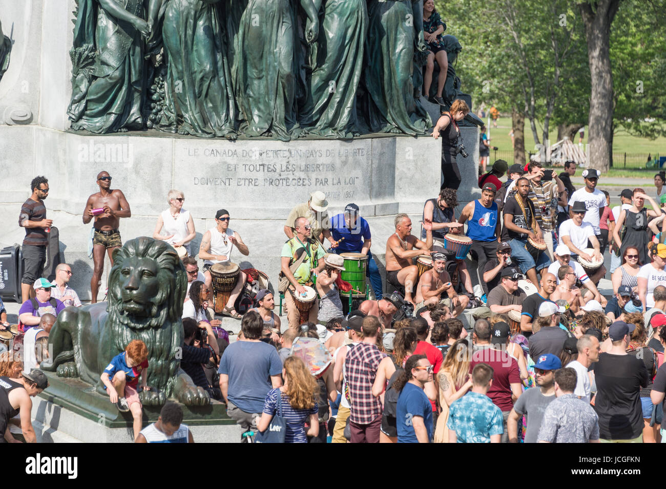 Tambours Tam-Tams Montréal séances ont lieu le dimanche dans le parc du Mont Royal (Juin 2017) Banque D'Images