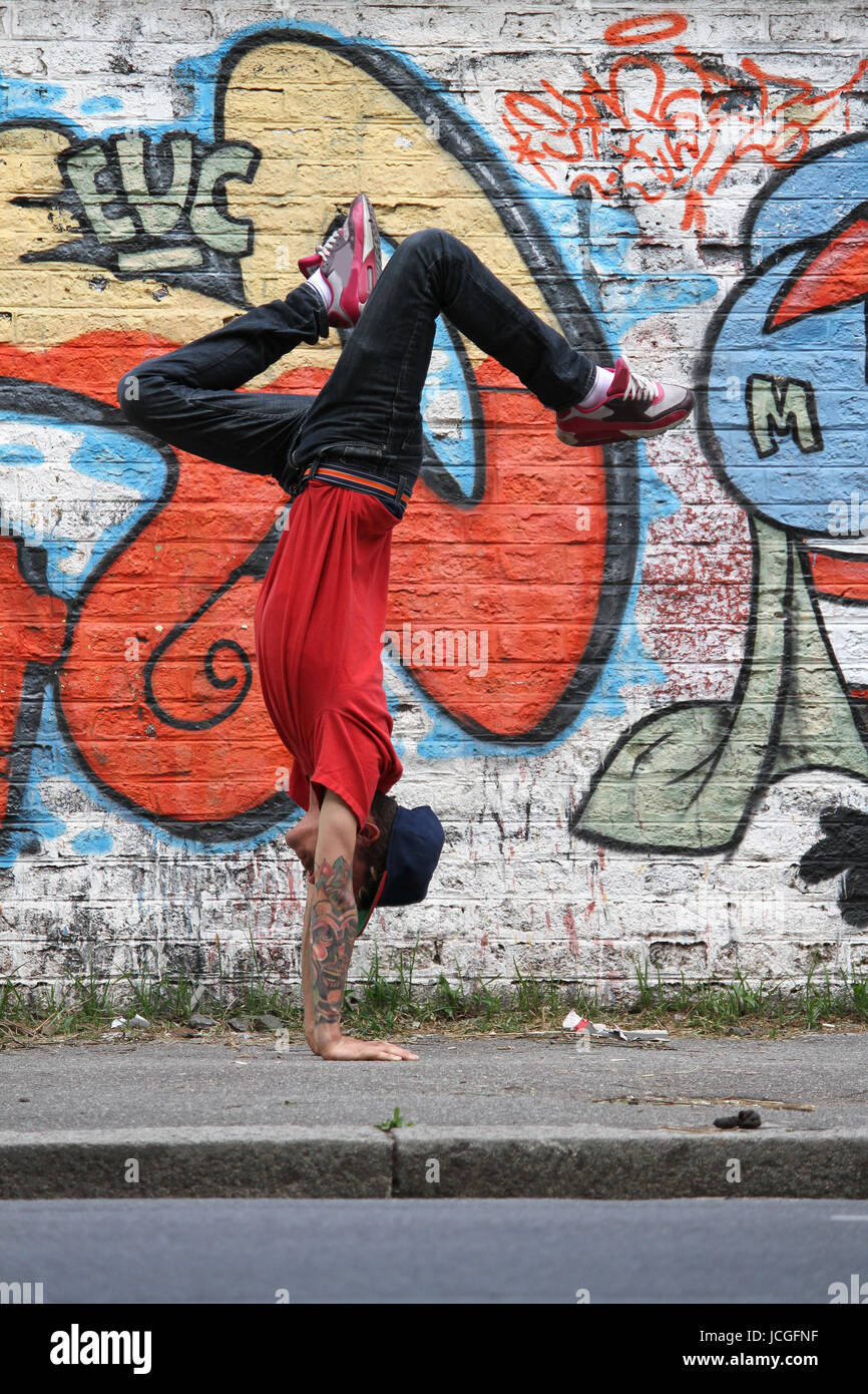 Un spectacle d'HipHop danseur en face d'un mur de graffiti. Banque D'Images
