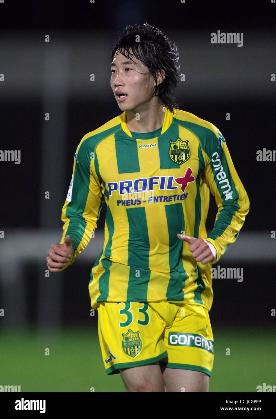 LEE YONG JAE FC NANTES NANTES V LA CORÉE DU NORD STADE Henri Desgrange, à la Roche sur Yon, FRANCE 09 octobre 2009 GAA865 ATTENTION ! Cette photo ne peut être utilisée que pour les journaux et/ou à des fins d'édition de magazines. Ne peut être utilisé pour l'utilisation en ligne/Internet, ni pour les publications impliquant 1 joueur, 1 ou 1 Concours Club, sans l'autorisation écrite de Football DataCo Ltd. Pour toute question, veuillez communiquer avec le Football DataCo Ltd au  +44 (0) 207 864 9121 Banque D'Images