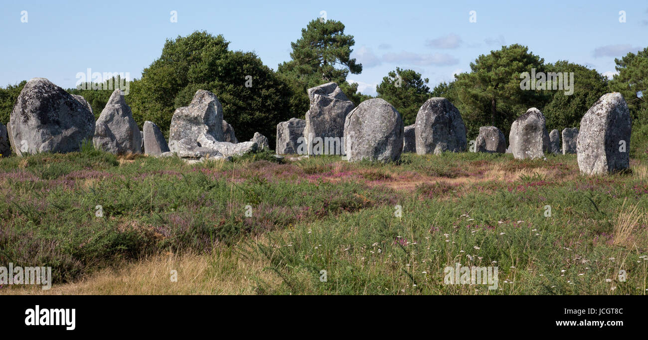 Les cercles de pierre, des voies et de l'inhumation des castrats au site néolithique à Carnac, France Banque D'Images
