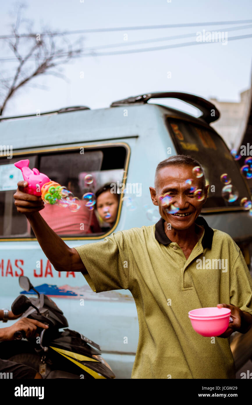 Un vendeur de jouets de soufflage de bulles dans la vieille ville de Jakarta, Indonésie. Banque D'Images