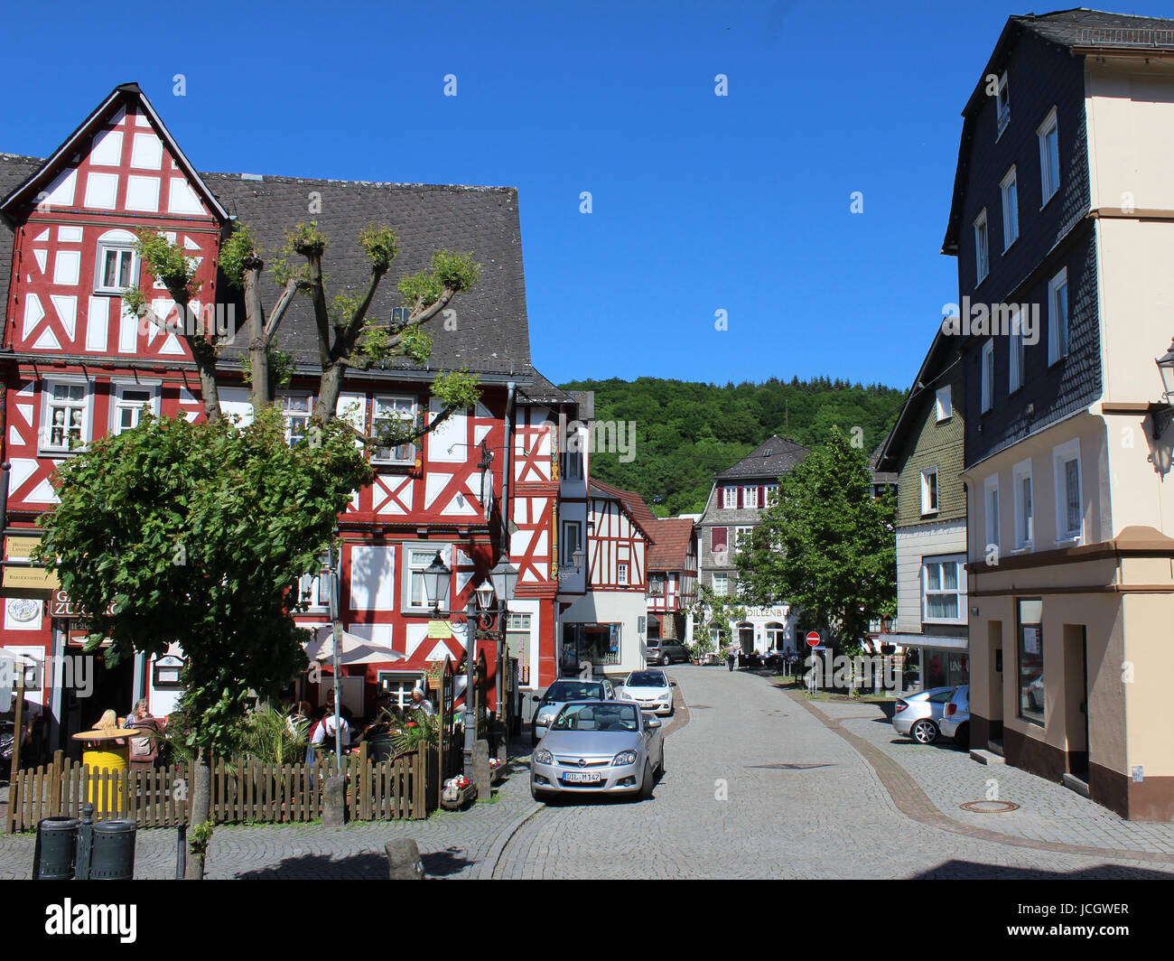 DILLENBURG, ALLEMAGNE, LE 27 MAI 2017 : Vue de la vieille ville historique centre de vélo dans la région de Hesse qui est une destination touristique populaire et une partie de l ' Banque D'Images DILLENBURG, ALLEMAGNE, LE 27 MAI 2017 : Vue de la vieille ville historique centre de vélo dans la région de Hesse qui est une destination touristique populaire et une partie de l ' Banque D'Images