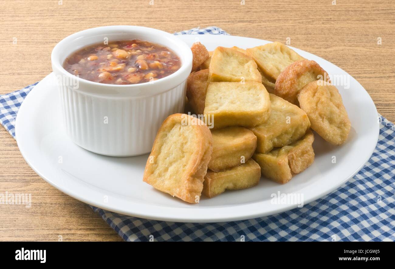 Snack et dessert, chinois traditionnel Deep Fried Tofu ou caillé frit servi avec sauce épicée et aigre douce. Banque D'Images