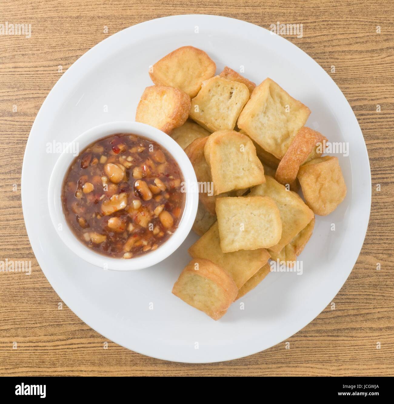 Snack et dessert, Vue de dessus ou de tofu frit chinois Pâte de soja frit servi avec sauce épicée et aigre douce. Banque D'Images