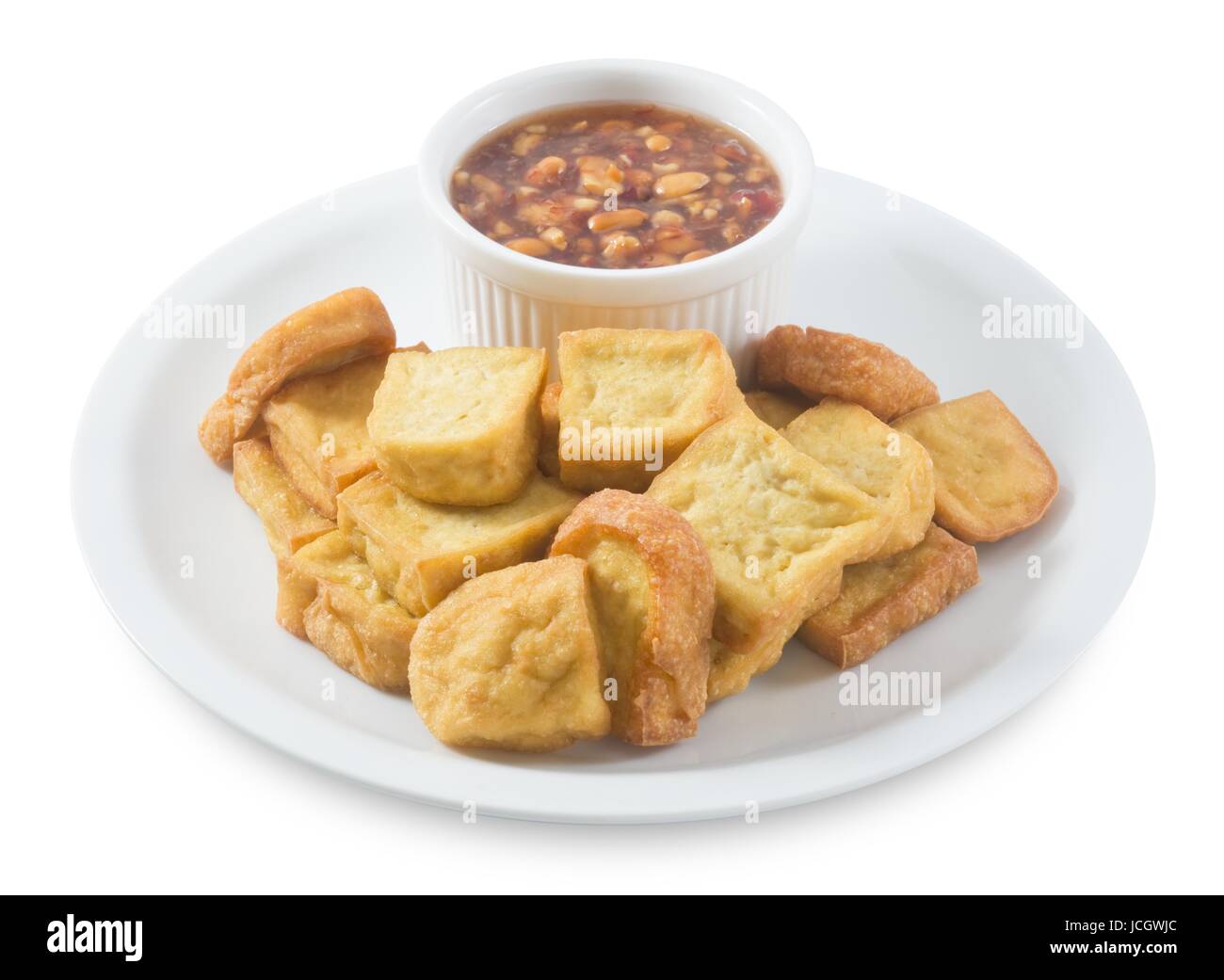 Snack et dessert, chinois traditionnel Deep Fried Tofu ou caillé frit servi avec sauce épicée et aigre doux isolé sur fond blanc. Banque D'Images