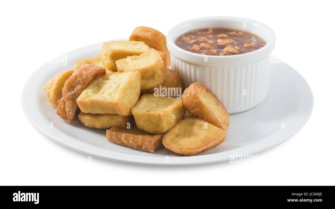 Snack et dessert, plat de tofu frit traditionnel chinois ou caillé de soja frit servi avec sauce épicée et aigre doux isolé sur fond blanc. Banque D'Images