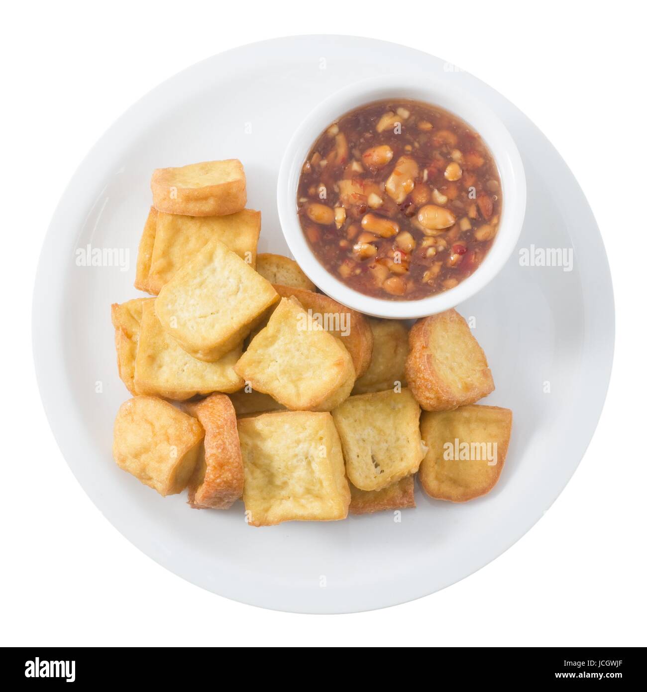 Snack et dessert, le tofu frit chinois ou caillé de soja frit servi avec sauce épicée et aigre doux isolé sur fond blanc. Banque D'Images