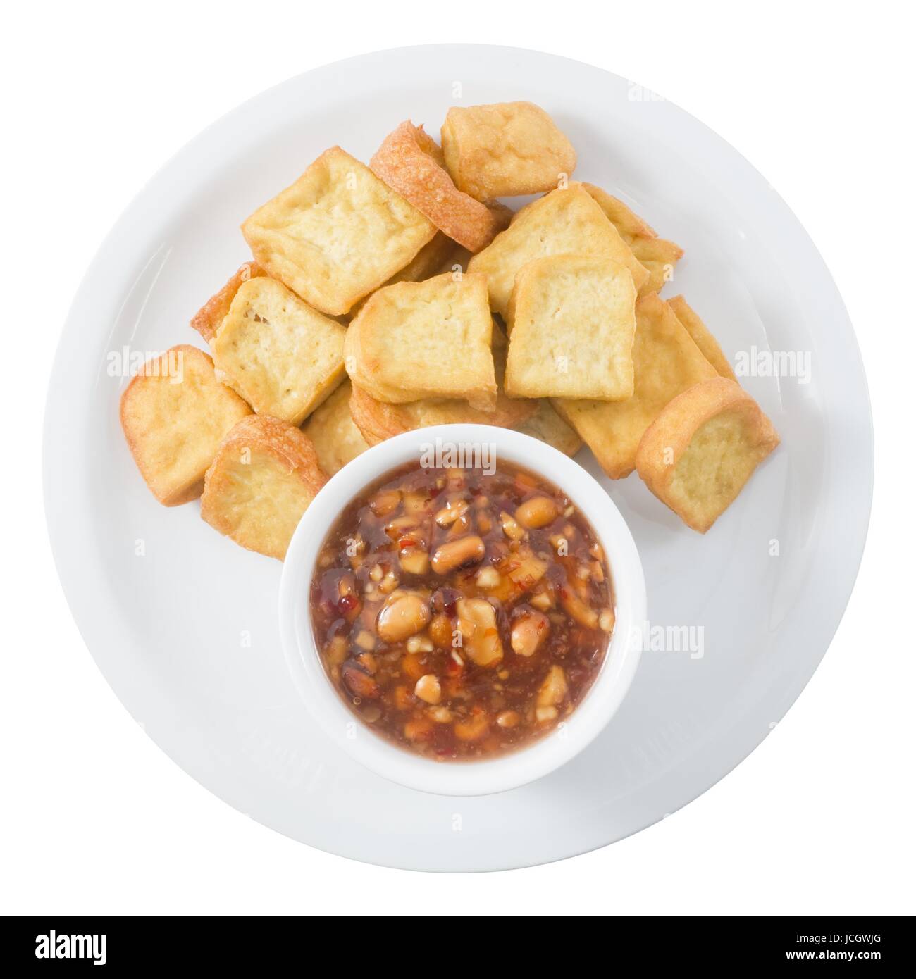 Snack et dessert, Chinese Golden Deep Fried Tofu ou caillé de soja frit servi avec sauce épicée et aigre doux isolé sur fond blanc. Banque D'Images