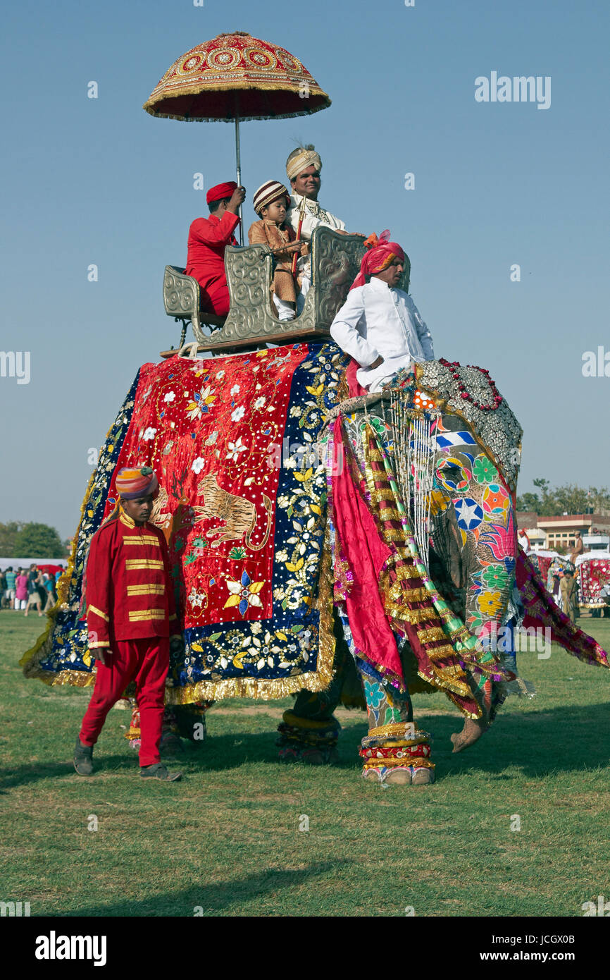 L'éléphant portant un howdah décorés et les gens à l'assemblée annuelle du festival de l'éléphant à Jaipur, Rajasthan, Inde. Banque D'Images