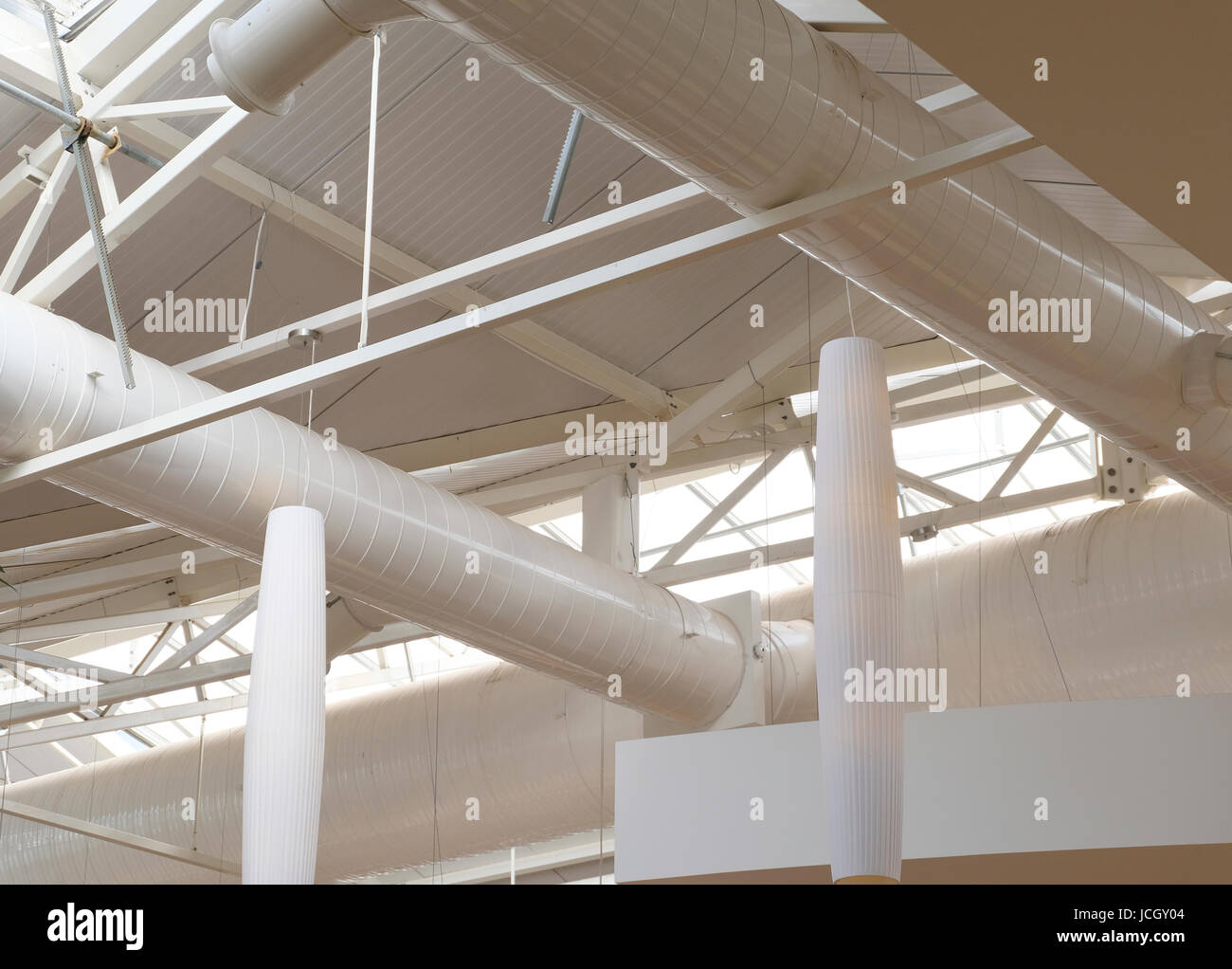 Peint en blanc les conduits de chauffage de plafond garden centre Banque D'Images