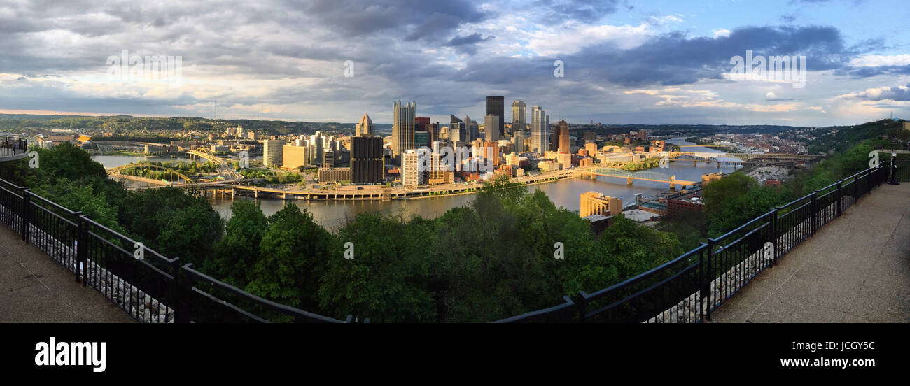 Ciel dramatique sur les rivières et les ponts de Pittsburgh Banque D'Images