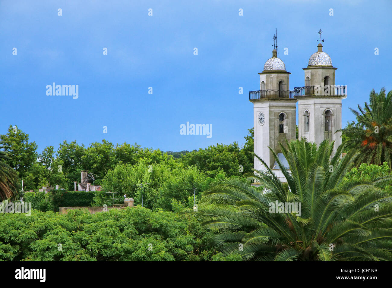 Les clochers de la Basilique du Saint Sacrement à Colonia del Sacramento, Uruguay. C'est l'une des plus anciennes villes de Uruguay Banque D'Images