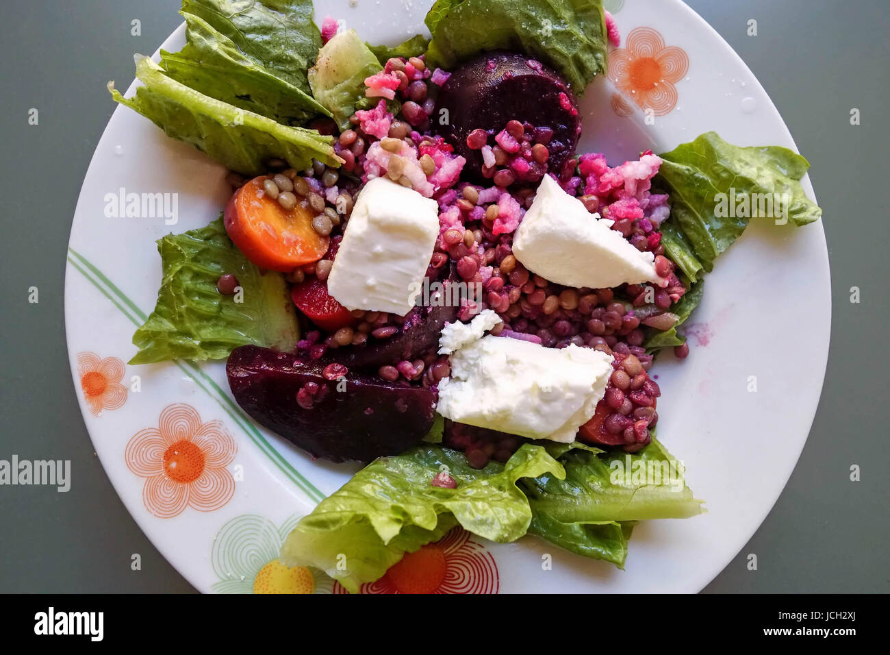 Le riz bouilli, betterave, les lentilles, la laitue, carottes et salade de fromage Feta Banque D'Images