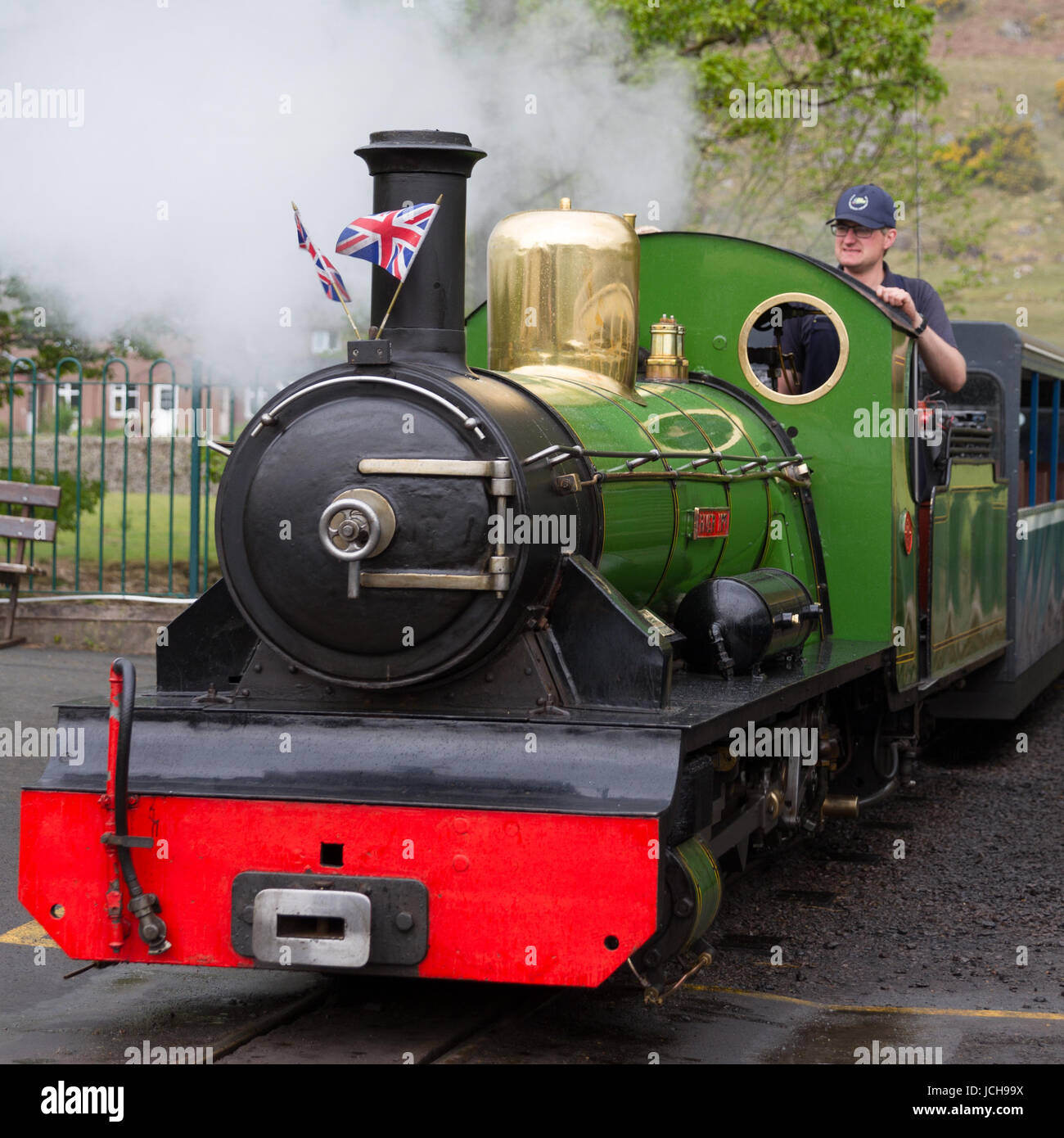 Seascale et Eskdale Railway Steam Engine River Irt arrive avec le train pour le retour à Seascale avec Union Jack Les drapeaux sur la locomotive Banque D'Images