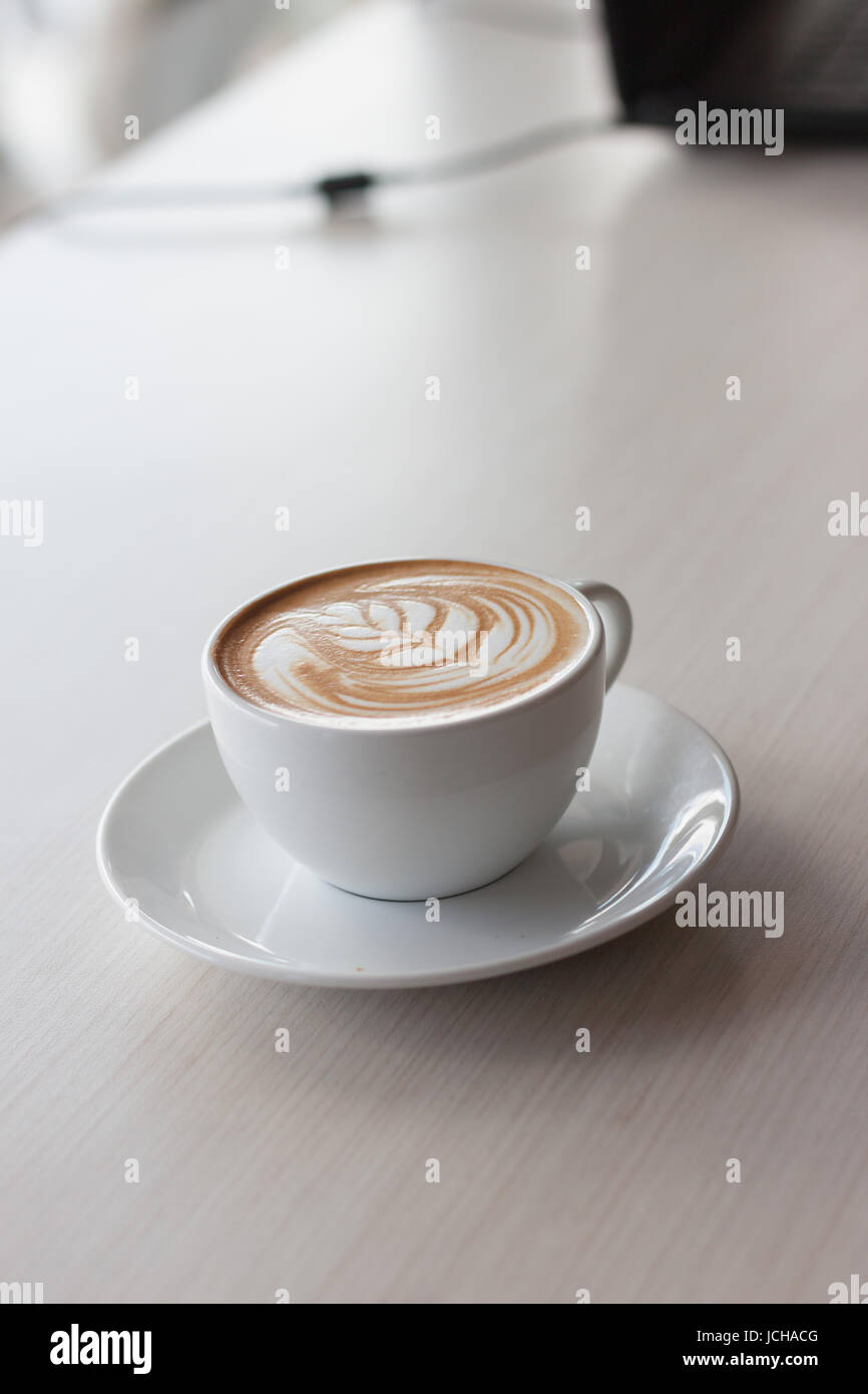 Tasse de café chaud sur la table de bois latté.temps libre. Détente en Thaïlande Banque D'Images