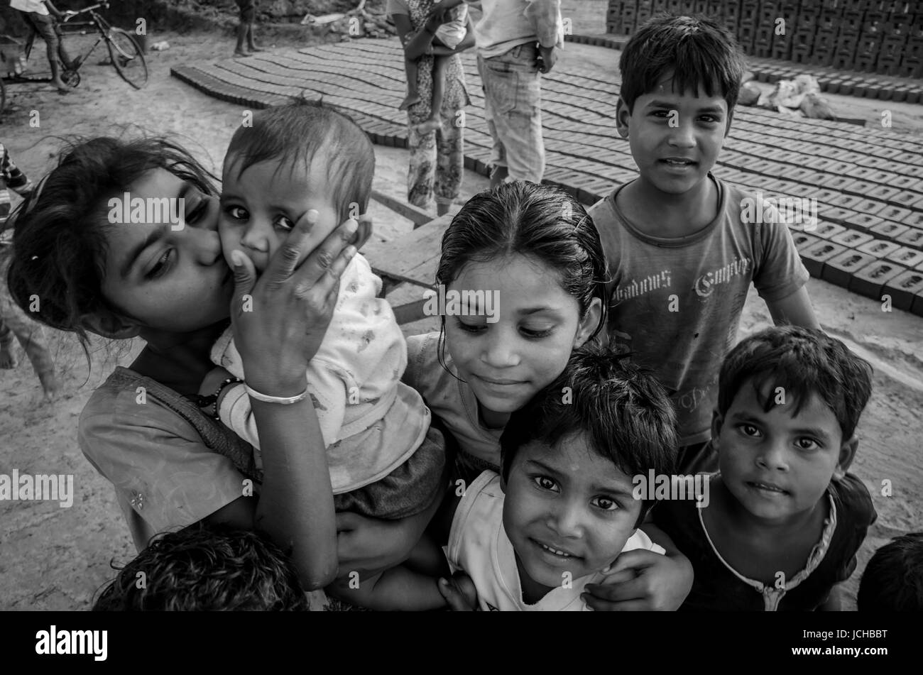 Amritsar, Punjab, india - 21 avril 2017 : photo monochrome d'enfants indiens tenant leurs jeunes frères et sœurs Banque D'Images