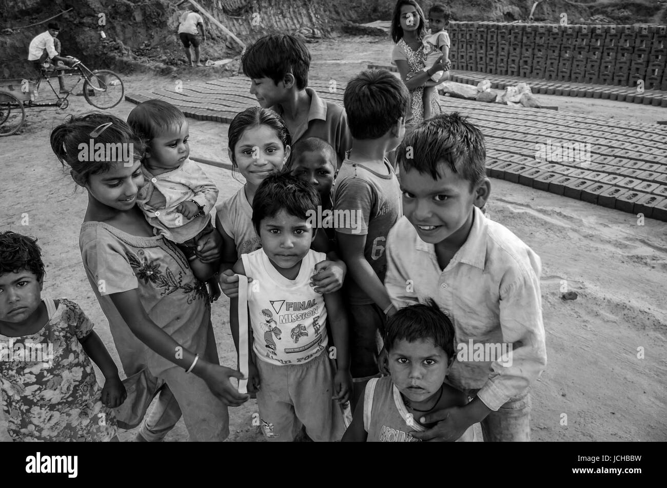 Amritsar, Punjab, india - 21 avril 2017 : photo monochrome d'enfants indiens tenant leurs jeunes frères et sœurs Banque D'Images