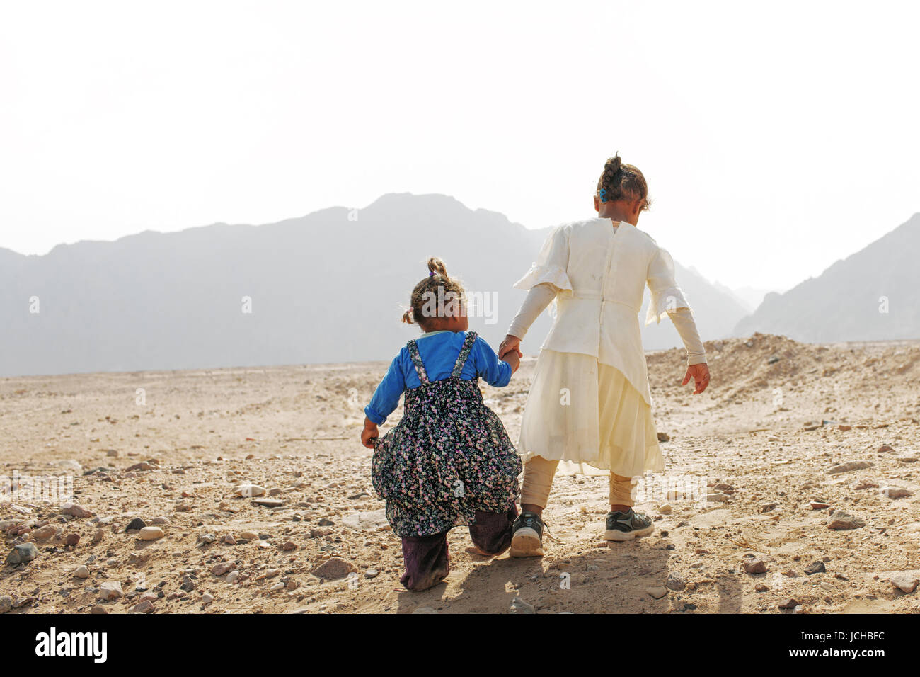 Les enfants bédouins du désert à pied. Nuweiba. L'Égypte Banque D'Images