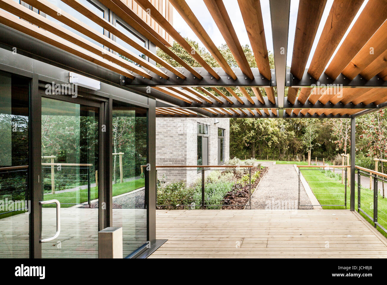 Terrasse couvert avec accès au jardin. Lane Fox REMEO centre respiratoire, Redhill, Royaume-Uni. Architecte : Murphy Philipps, 2014. Banque D'Images