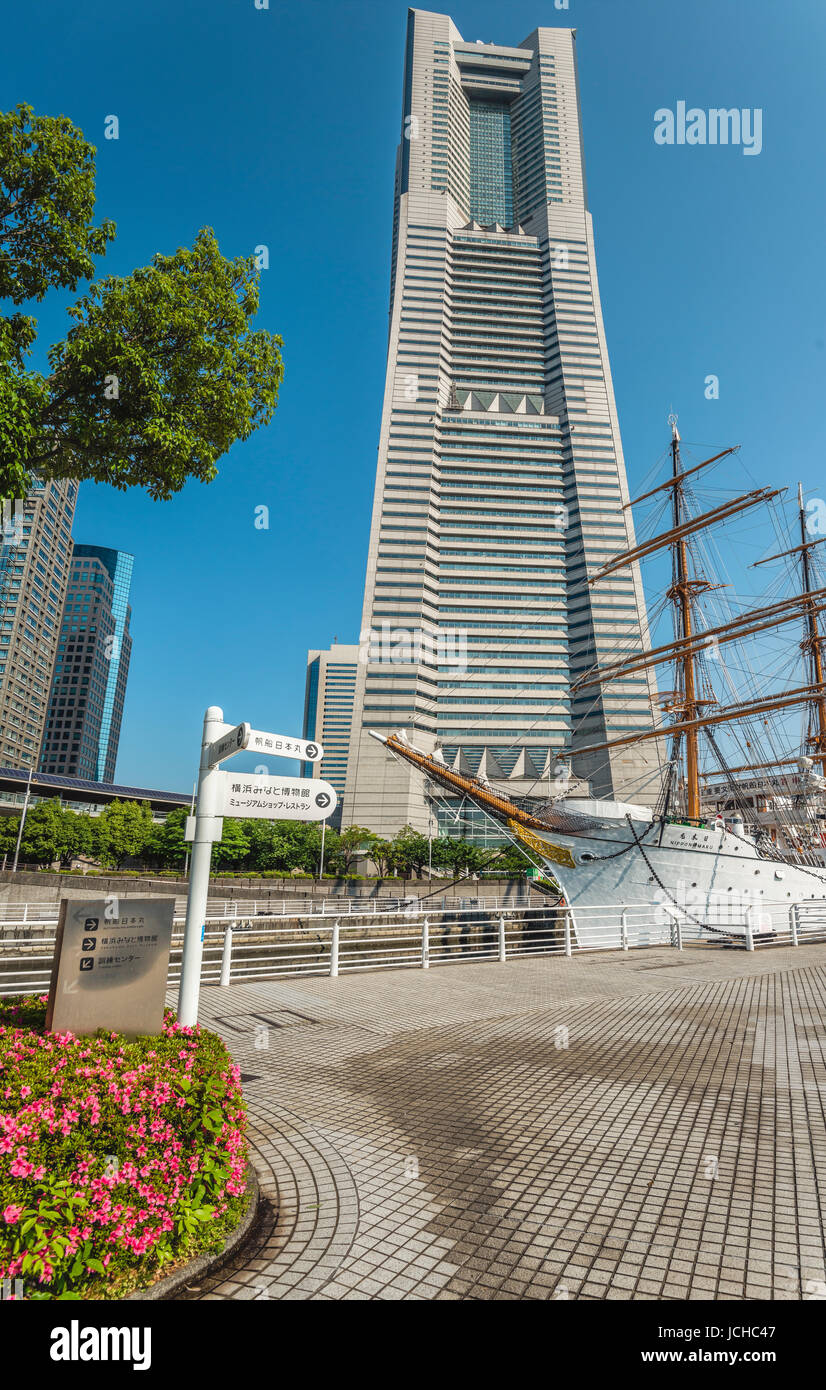 Landmark Tower et navire Nippon Maru au Memorial Park du même nom, Yokohama, Kanagawa, Japon Banque D'Images