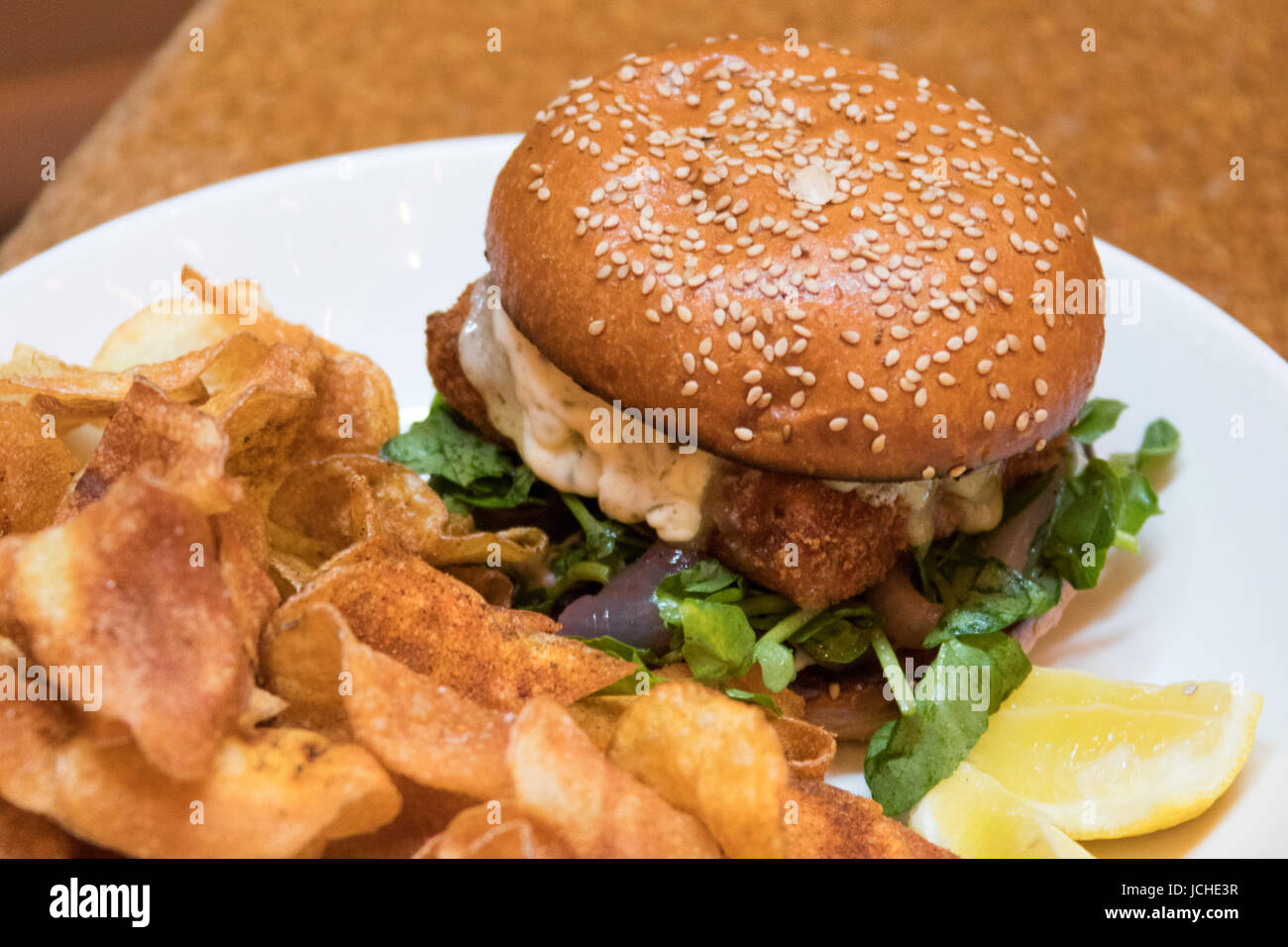 Sandwich de poisson frit, brunch au restaurant Momofuku Ma Peche, Manhattan, New York Banque D'Images