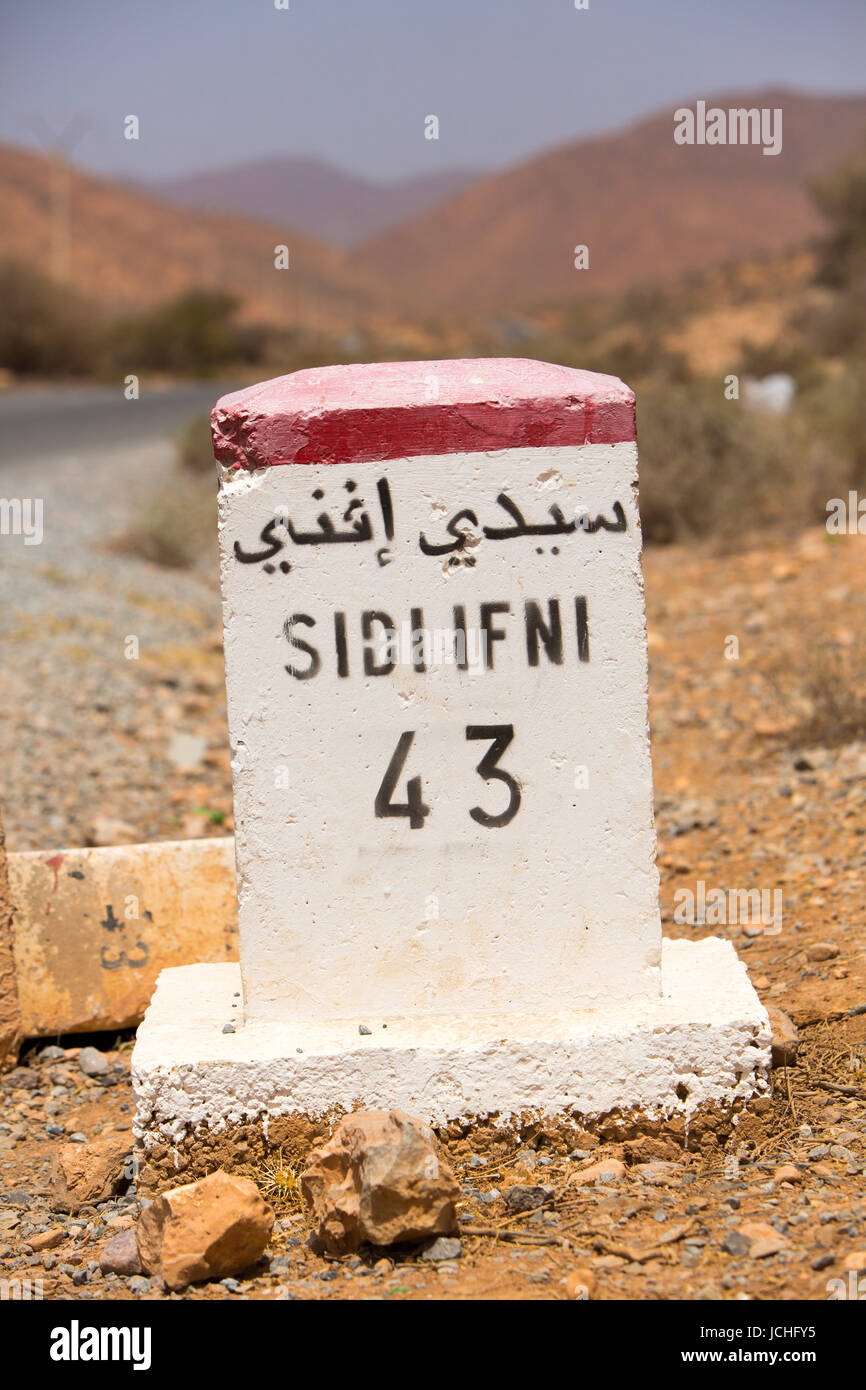 Sidi Ifini à 43 kilomètres - distance panneau indicateur sur la route de Sidi Ifini avec arrière-plan flou, Maroc Banque D'Images