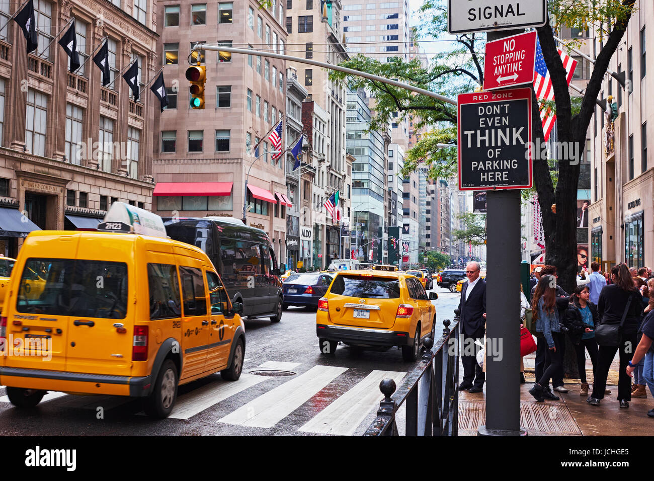 NEW YORK - 16 octobre 2014 : ne pensez même pas de parking ici s'inscrire à l'angle de 5th Avenue et West 50th Street Banque D'Images