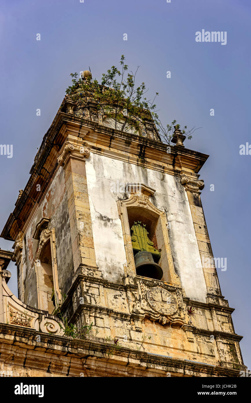 Historique ancienne église en ruines de la tour Bell dans le quartier de Pelourinho à Salvador, Bahia Banque D'Images