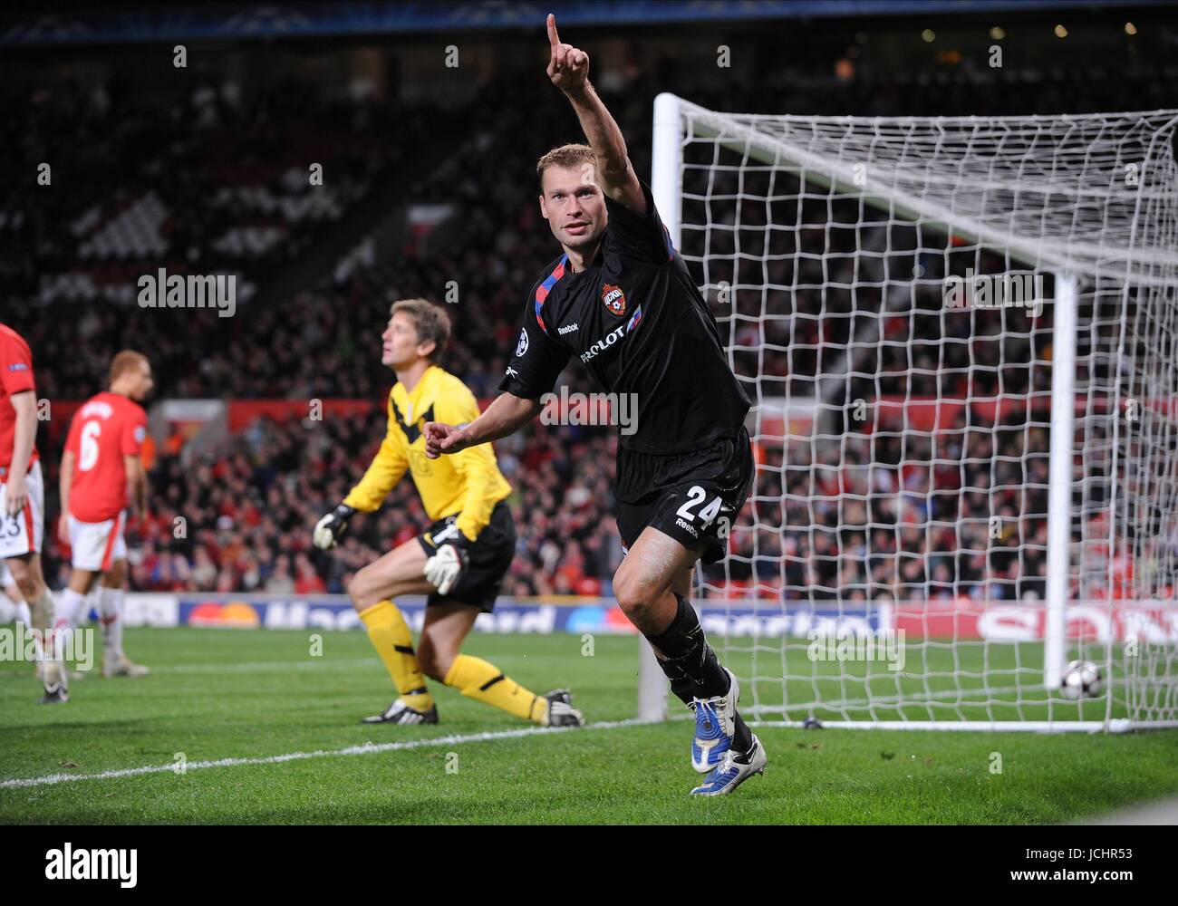 VASILI BEREZUTSKI CSKA Moscou MANCHESTER UTD V CSKA Moscou Old Trafford, Manchester, Angleterre 03 novembre 2009 GAA2623 ATTENTION ! Cette photo ne peut être utilisée que pour les journaux et/ou à des fins d'édition de magazines. Ne peut être utilisé pour l'utilisation en ligne/Internet, ni pour les publications impliquant 1 joueur, 1 ou 1 Concours Club, sans l'autorisation écrite de Football DataCo Ltd. Pour toute question, veuillez communiquer avec le Football DataCo Ltd au  +44 (0) 207 864 9121 Banque D'Images