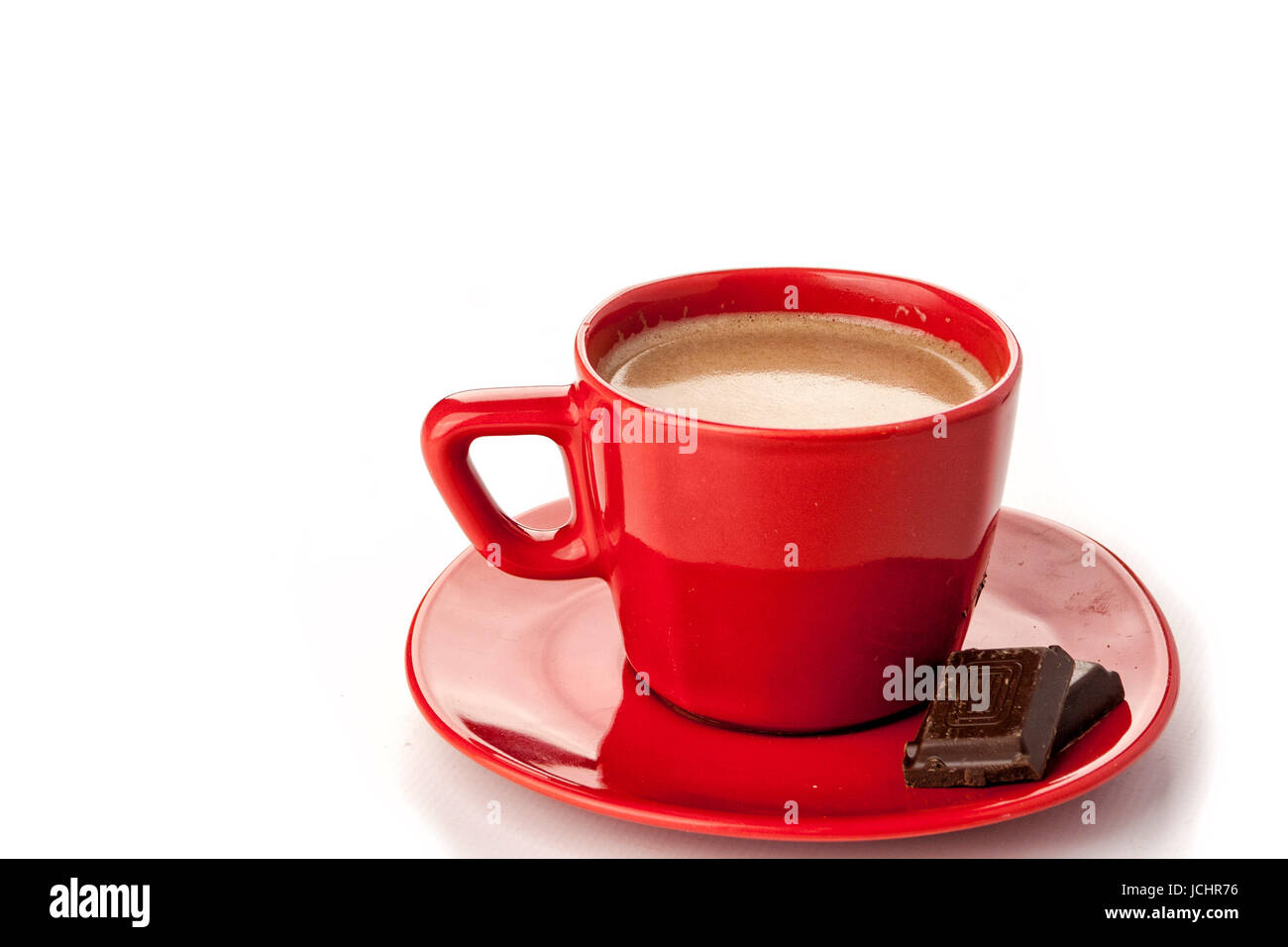 Tasse de chocolat chaud rouge sur blanc Banque D'Images