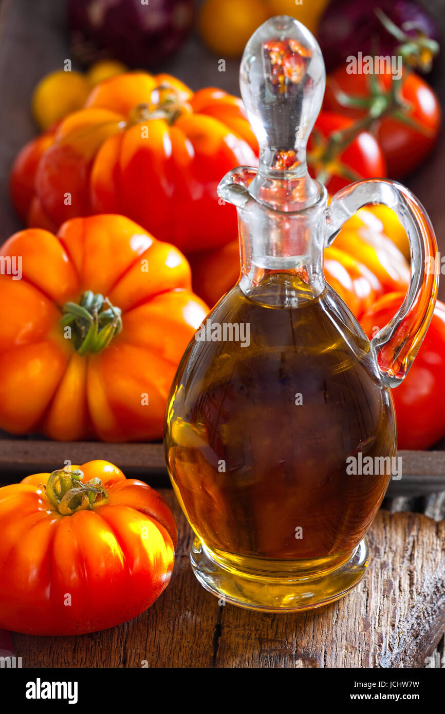 Erntefrische Fleischtomaten Karaffe und Olivenöl Banque D'Images