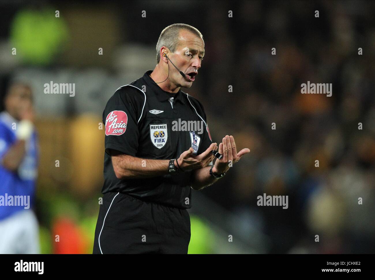 L'ARBITRE MARTIN ATKINSON PREMIERSHIP HULL CITY V EVERTON KC Stadium, Hull, Angleterre 25 novembre 2009 GAB4729 ATTENTION ! Cette photo ne peut être utilisée que pour les journaux et/ou à des fins d'édition de magazines. Ne peut être utilisé pour l'utilisation en ligne/Internet, ni pour les publications impliquant 1 joueur, 1 ou 1 Concours Club, sans l'autorisation écrite de Football DataCo Ltd. Pour toute question, veuillez communiquer avec le Football DataCo Ltd au  +44 (0) 207 864 9121 Banque D'Images