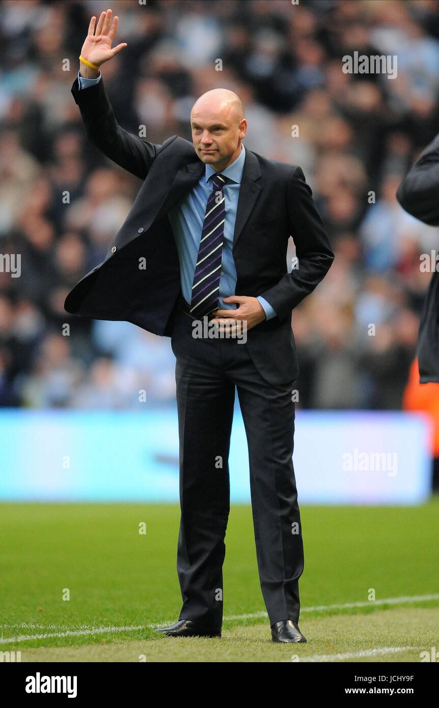 UWE ROSLER EX joueur de Manchester City Manchester City V HULL CITY OF MANCHESTER STADIUM, Manchester, Angleterre 28 novembre 2009 GAB5237 ATTENTION ! Cette photo ne peut être utilisée que pour les journaux et/ou à des fins d'édition de magazines. Ne peut être utilisé pour l'utilisation en ligne/Internet, ni pour les publications impliquant 1 joueur, 1 ou 1 Concours Club, sans l'autorisation écrite de Football DataCo Ltd. Pour toute question, veuillez communiquer avec le Football DataCo Ltd au  +44 (0) 207 864 9121 Banque D'Images UWE ROSLER EX joueur de Manchester City Manchester City V HULL CITY OF MANCHESTER STADIUM, Manchester, Angleterre 28 novembre 2009 GAB5237 ATTENTION ! Cette photo ne peut être utilisée que pour les journaux et/ou à des fins d'édition de magazines. Ne peut être utilisé pour l'utilisation en ligne/Internet, ni pour les publications impliquant 1 joueur, 1 ou 1 Concours Club, sans l'autorisation écrite de Football DataCo Ltd. Pour toute question, veuillez communiquer avec le Football DataCo Ltd au  +44 (0) 207 864 9121 Banque D'Images