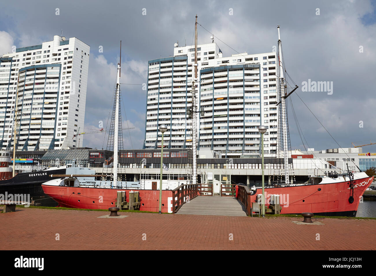 Le bassin du port de navires historiques et tours à l'intérieur résidentiel ville de Bremerhaven (Allemagne, État fédéral Bremen) prise lors d'une après-midi ensoleillé. Cette image est retouchée. Banque D'Images