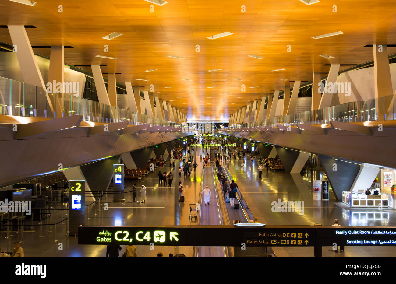 DOHA, QATAR - 22 avril 2017 : l'aéroport international Hamad avec passagers à pied de l'aérogare de barrières. L'aéroport est ouverte le 30 avril 2014 avec un Banque D'Images