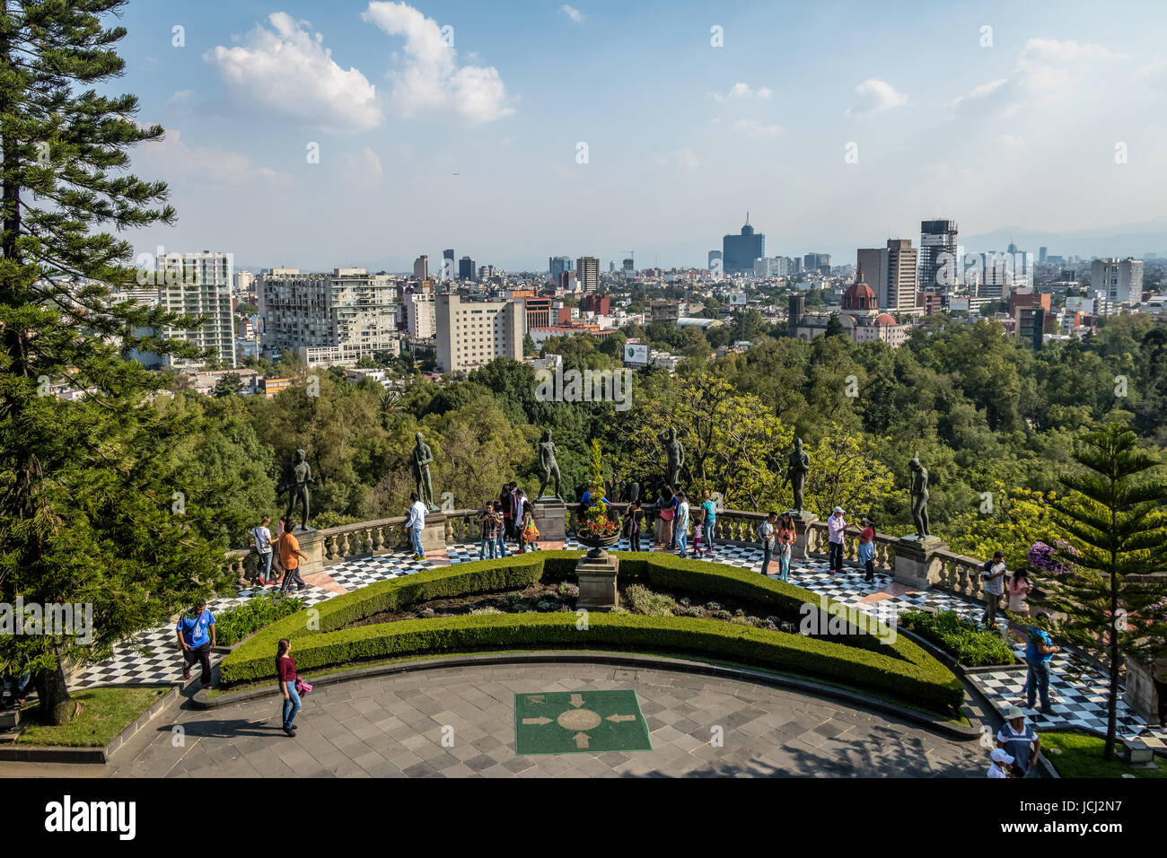 Château de Chapultepec jardins en terrasse avec vue sur les toits de la ville - la ville de Mexico, Mexique Banque D'Images