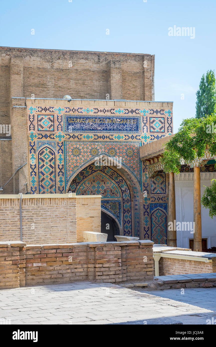 Mosaïque bleue sur façade au mausolée de Shah i Zinda, Samarkand, Ouzbékistan Banque D'Images