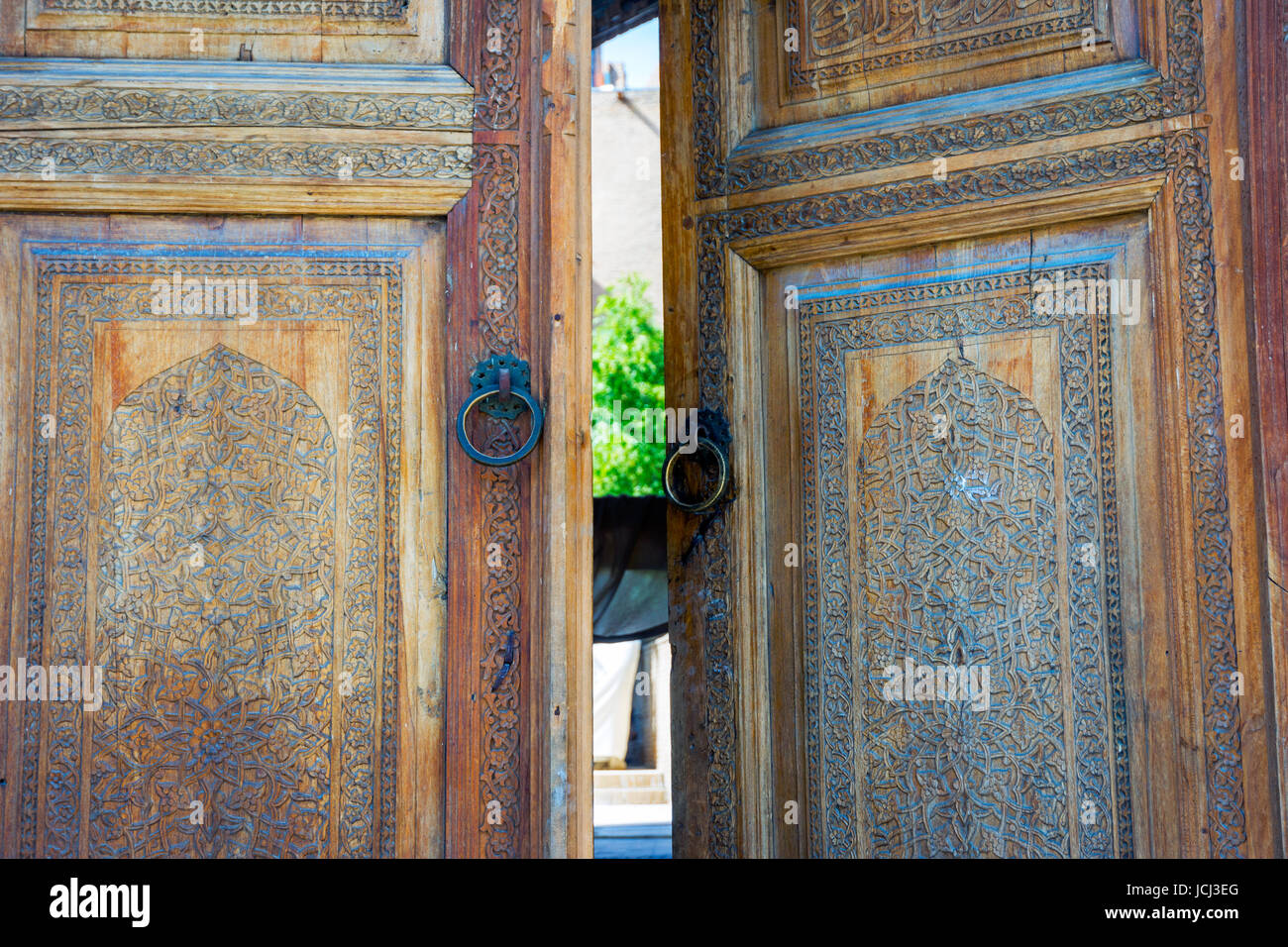 Porte en bois sculpté au mausolée de Shah i Zinda, Samarkand, Ouzbékistan Banque D'Images