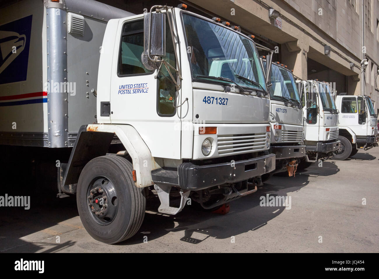 Les baies de chargement plein de camions de livraison usps courrier général morgan New York États-Unis Banque D'Images