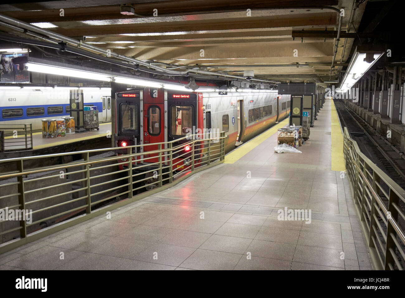 Train à la plate-forme souterraine au grand central terminal New York USA Banque D'Images