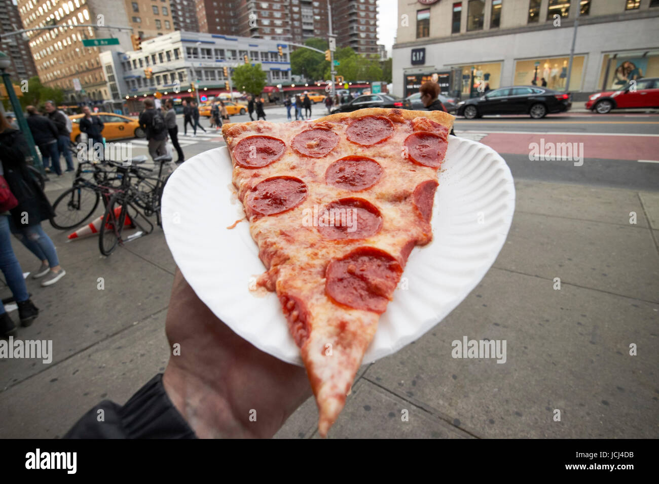 Seule grande tranche de pizza au pepperoni, New York City USA Banque D'Images