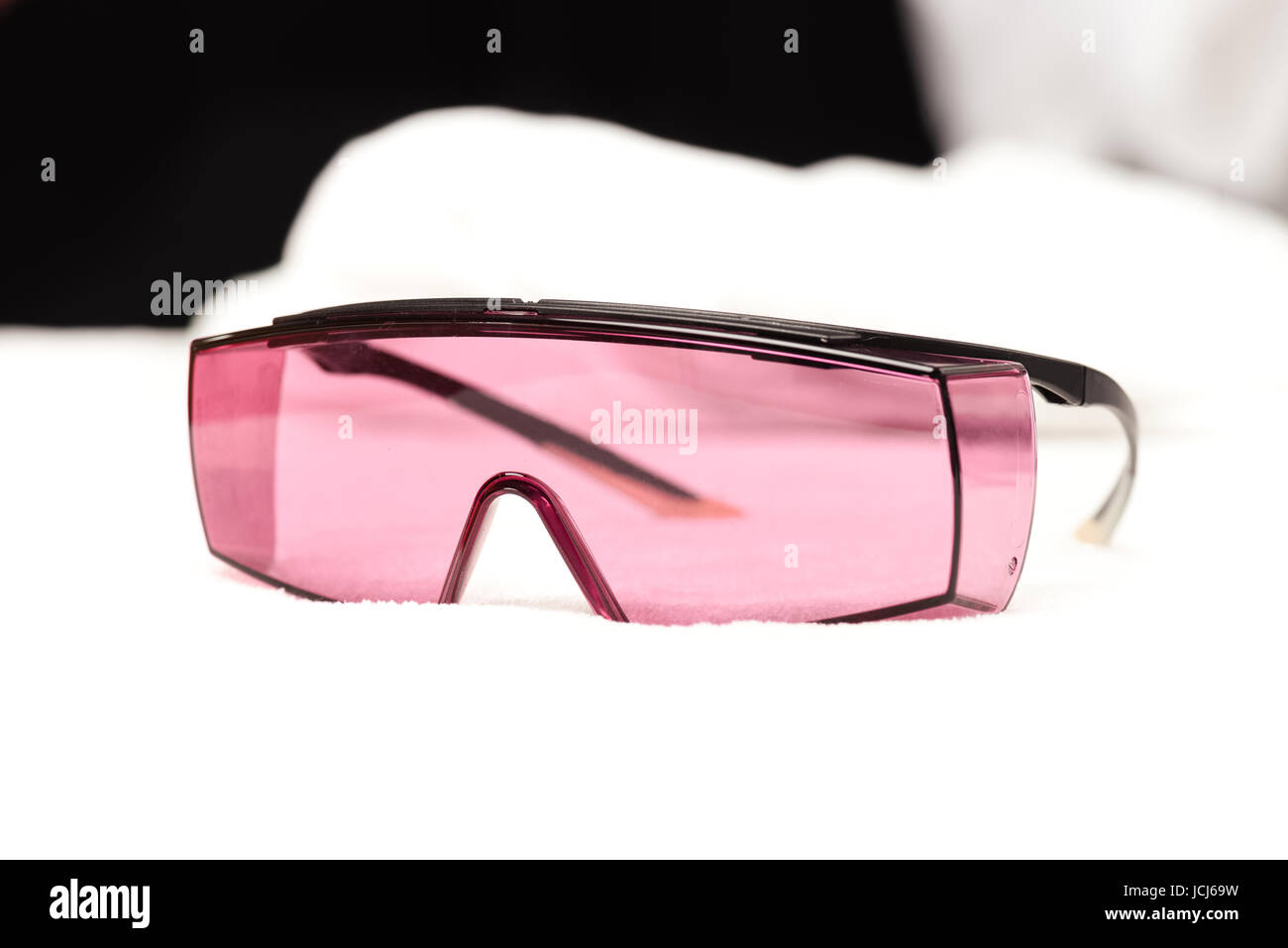 Vue rapprochée de lunettes de protection UV pour les soins de la peau au laser Banque D'Images