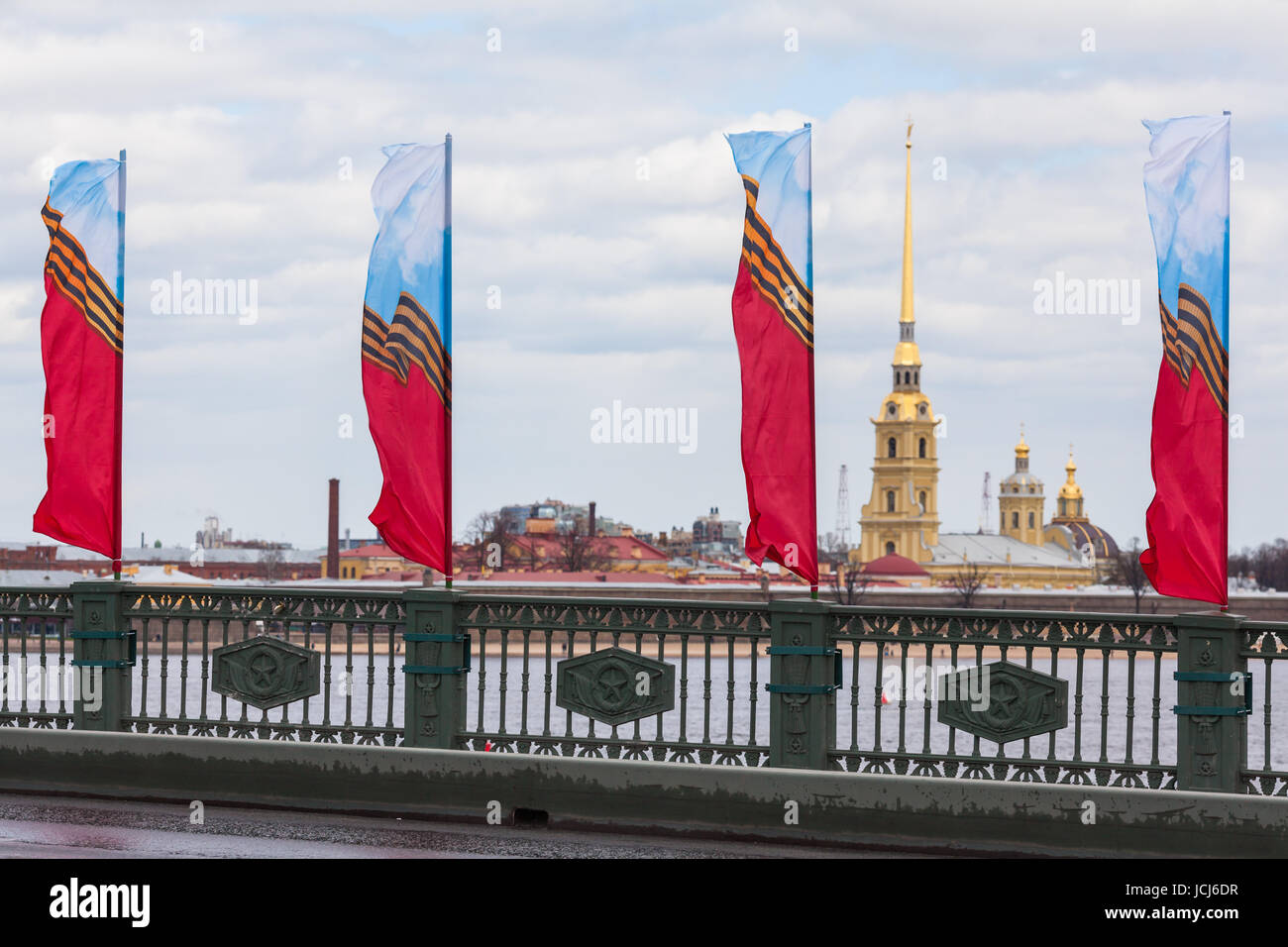Rangée de drapeaux de fête avec un ruban sur la rue George Palace bridge, ensemble dans l'honneur de la fête de la victoire le 9 mai Banque D'Images