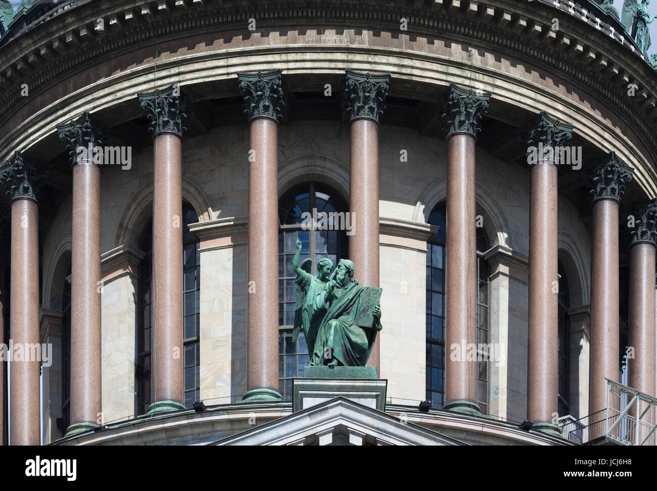 La colonnade de la façade sud de la cathédrale Saint-Isaac avec sculpture apôtre Matthieu et l'ange Banque D'Images