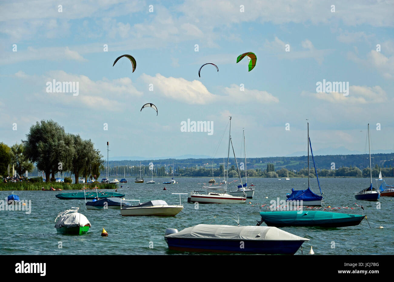 Windsurfer am Bodensee bei Gaienhofen Banque D'Images