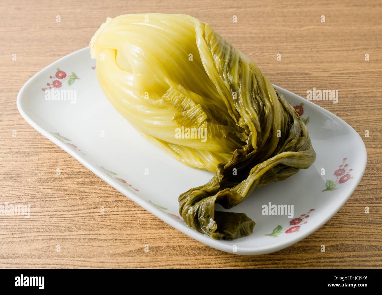 Les aliments traditionnels chinois, Chou chinois vert marinés sur un plat. Banque D'Images