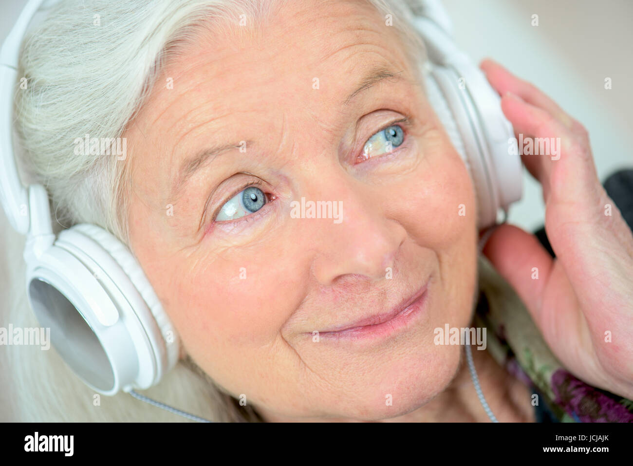 Funny old lady listening music Banque D'Images